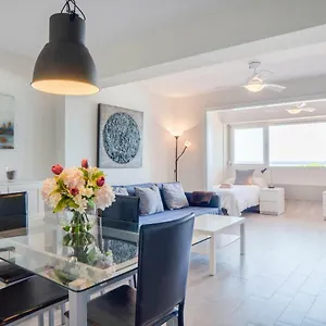Eden Roc Beachfront Apartment